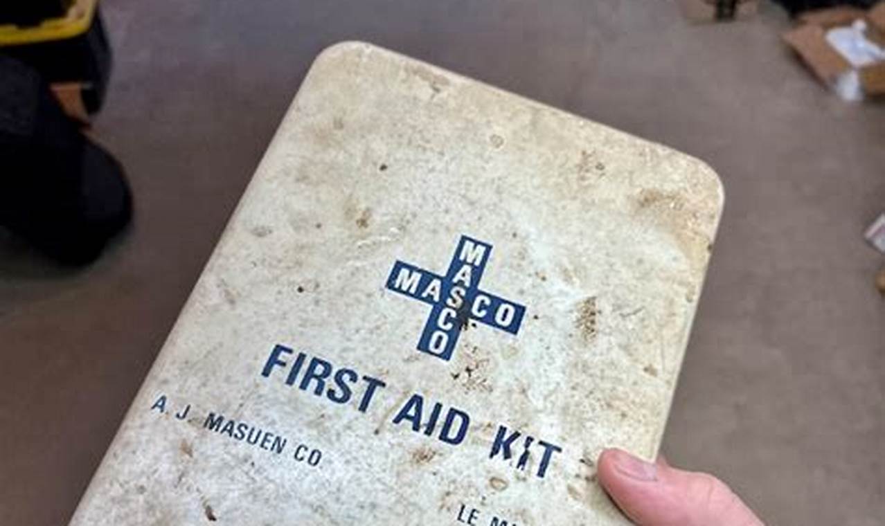 Restoring: First Aid Vintage Box History & Kits Vintage Treasures: Discover Rare Antiques, Collectibles & Retro Finds Restoring: First Aid Vintage Box History & Kits | Vintage Treasures: Discover Rare Antiques, Collectibles & Retro Finds