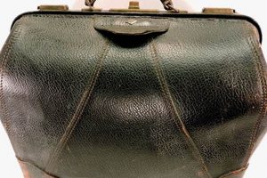 Shop Classic Vintage Doctor Bags: History in Leather Vintage Treasures: Discover Rare Antiques, Collectibles & Retro Finds Shop Classic Vintage Doctor Bags: History in Leather | Vintage Treasures: Discover Rare Antiques, Collectibles & Retro Finds