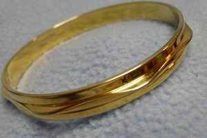 Timeless Vintage Monet Gold Bracelet Charm Vintage Treasures: Discover Rare Antiques, Collectibles & Retro Finds Timeless Vintage Monet Gold Bracelet Charm | Vintage Treasures: Discover Rare Antiques, Collectibles & Retro Finds