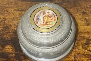 Collectible Vintage Powder Puff Music Box Treasures & Tips | Vintage Treasures: Discover Rare Antiques, Collectibles & Retro Finds