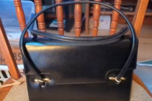 Timeless Style: Vintage Black Leather Purse Guide | Vintage Treasures: Discover Rare Antiques, Collectibles & Retro Finds