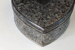 Buy Vintage Heart Shaped Trinket Box - Collectible Keepsake | Vintage Treasures: Discover Rare Antiques, Collectibles & Retro Finds