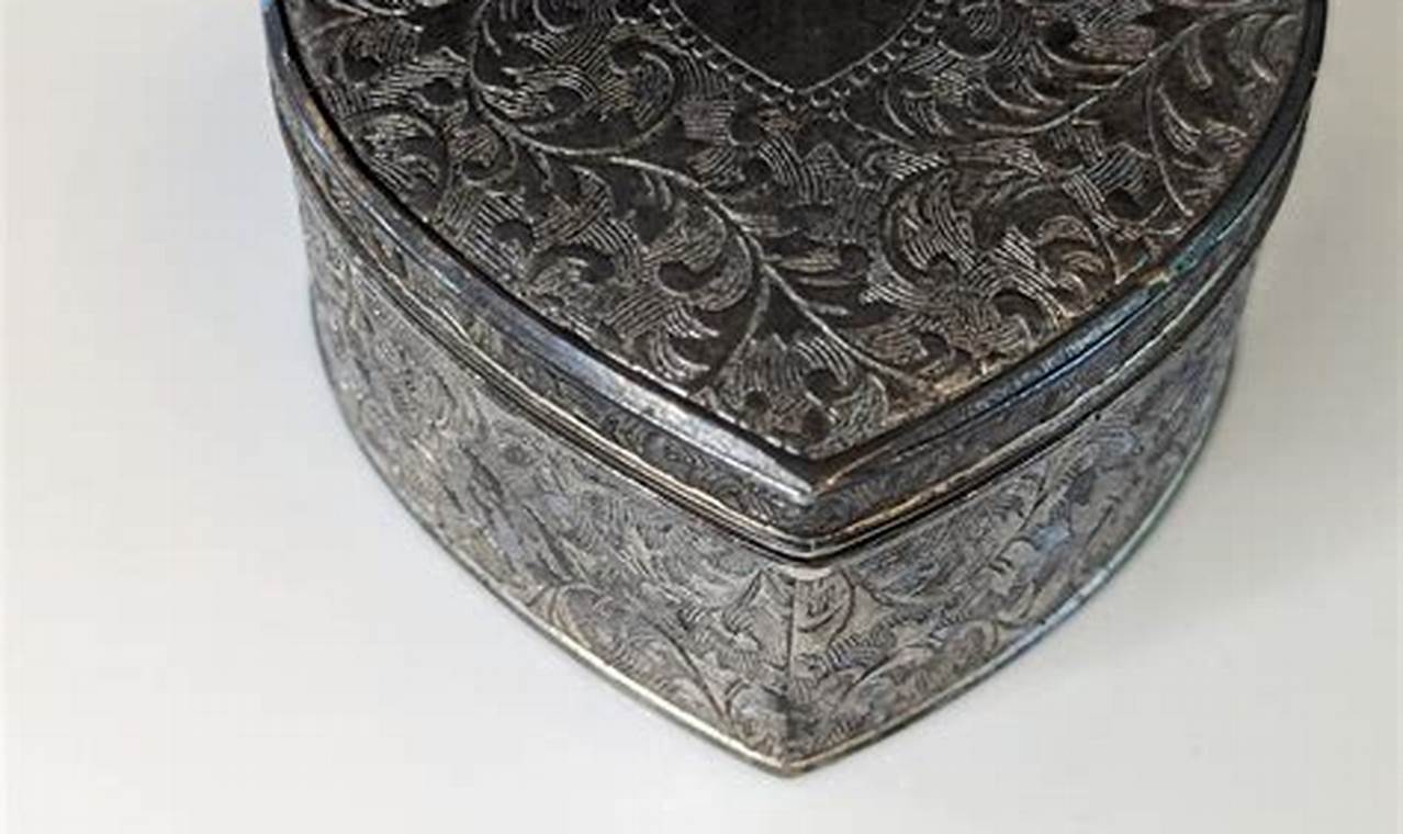 Buy Vintage Heart Shaped Trinket Box - Collectible Keepsake | Vintage Treasures: Discover Rare Antiques, Collectibles & Retro Finds